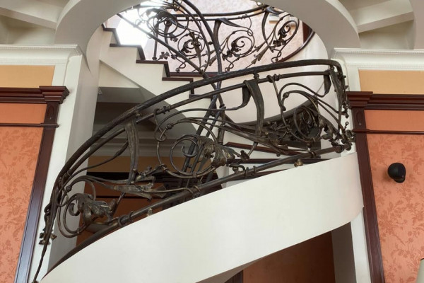 Отдельно стоящее здание в историческом центре Львова